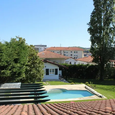 Astenea Avec Les Cles De Jean De Luz Vila *